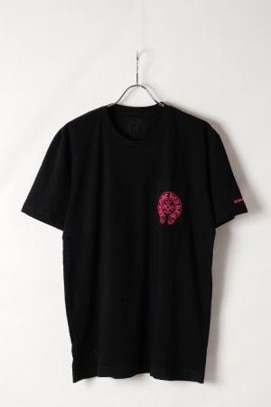 画像2: ★新品 インボイス付 CHROME HEARTS クロムハーツ ピンクホースシュー + CHプラス ショートスリーブ ポケット Tシャツ ブラック Pink Horseshoe + CH Plus Pocket Short-Sleeve T-Shirt - Black{408129111******01G-BEA}