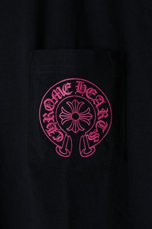 画像4: ★新品 インボイス付 CHROME HEARTS クロムハーツ ピンクホースシュー + CHプラス ショートスリーブ ポケット Tシャツ ブラック Pink Horseshoe + CH Plus Pocket Short-Sleeve T-Shirt - Black{408129111******01G-BEA}