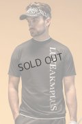 LUXEAKMPLUS リュクスエイケイエムプラス ゴルフ バーチカルロゴ半袖モックネックTシャツ(吸水 / UVカット){-BES}