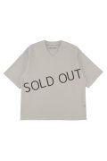 1piu1uguale3 ウノピゥウノウグァーレトレ BIG V-NECK{-BFS}