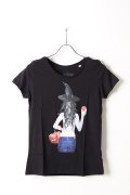 NO COMMENT PARIS ノーコメントパリ 【Japan Limited】T-SHIRT L-CREW witch apple{NC-TL.LTN147-BLK-AIS}