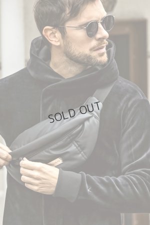 画像3: 1piu1uguale3 RELAX ウノピゥウノウグァーレトレ リラックス シルバーロゴプレートパデッドボディバッグ{-BEA}