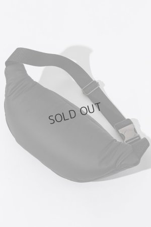 画像8: 1piu1uguale3 RELAX ウノピゥウノウグァーレトレ リラックス シルバーロゴプレートパデッドボディバッグ{-BEA}