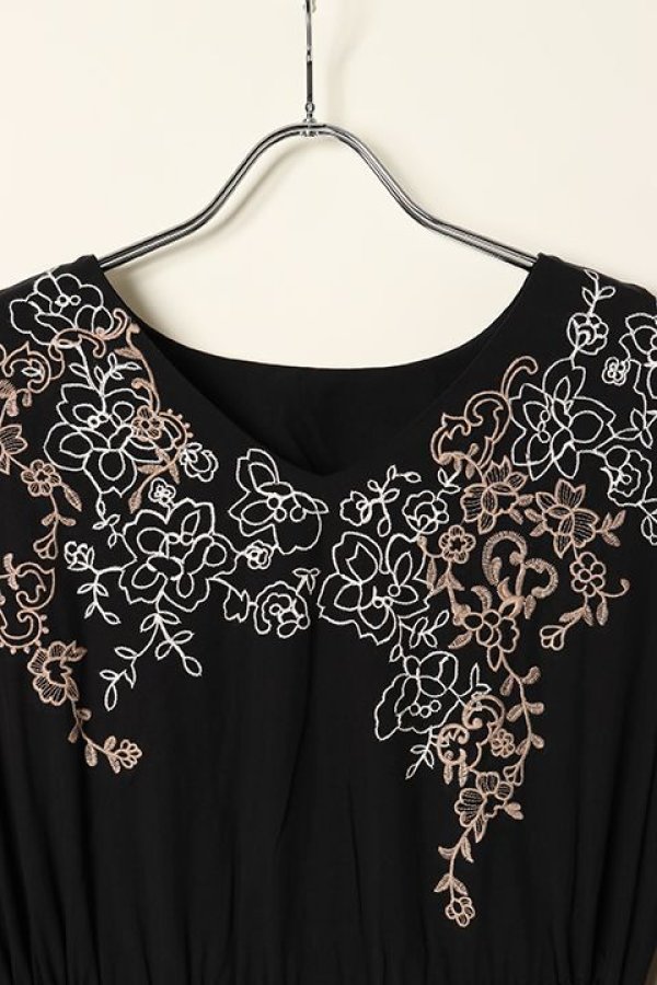 画像2: 【 40%OFF セール42,900円→25,740円】 グレースコンチネンタル|GRACE CONTINENTAL フラワー刺繍ドロストワンピース{0121431101-27BLK-BAA} (2)
