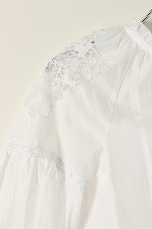 画像2: 【 40%OFF セール39,600円→23,760円】 グレースコンチネンタル|GRACE CONTINENTAL カットワークカフタントップ{0122241049-01WHT-BBS} (2)