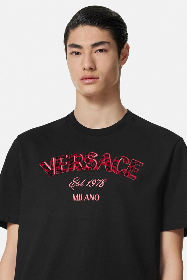 画像3: 【 20%OFF セール144,100円→115,280円】 VERSACE ヴェルサーチ Tシャツ 刺繍入り ヴェルサーチェ ワイルド スタンプ {1013302-1A12441_1B000-BDA} (3)