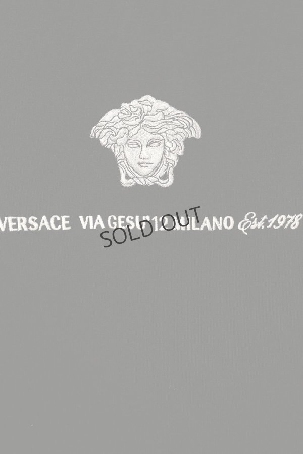 画像3: VERSACE ヴェルサーチ 刺繍入り メドゥーサ ミラノ Tシャツ{1013302-1A11054_1B000-BDA} (3)