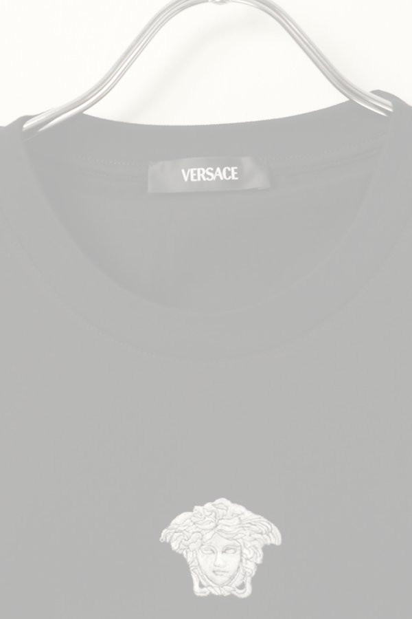 画像2:   VERSACE ヴェルサーチ 刺繍入り メドゥーサ ミラノ Tシャツ {1013302-1A11054_1B000-BDA}  :1A11054-1B000  (2)