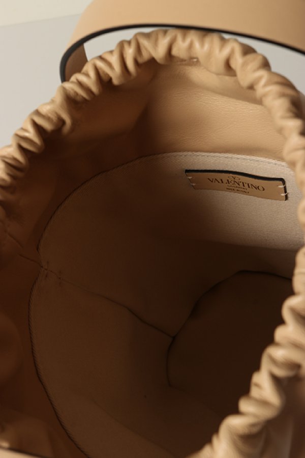 画像5: 【 30%OFF セール324,500円→227,150円】 Valentino ヴァレンティノ ローマンスタッズ ラフィア バケットバッグ{-BCS} (5)
