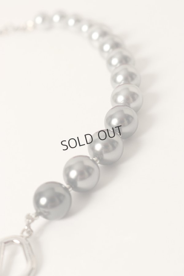 画像4: {SOLD}Valentino ヴァレンティノ Vロゴ シグネチャー メタル x スワロフスキー(R)パールビーズ チョーカー{-BDS} (4)