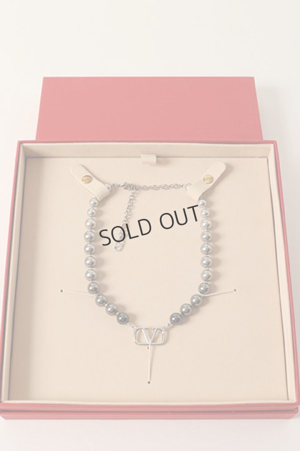 画像5: {SOLD}Valentino ヴァレンティノ Vロゴ シグネチャー メタル x スワロフスキー(R)パールビーズ チョーカー{-BDS} (5)