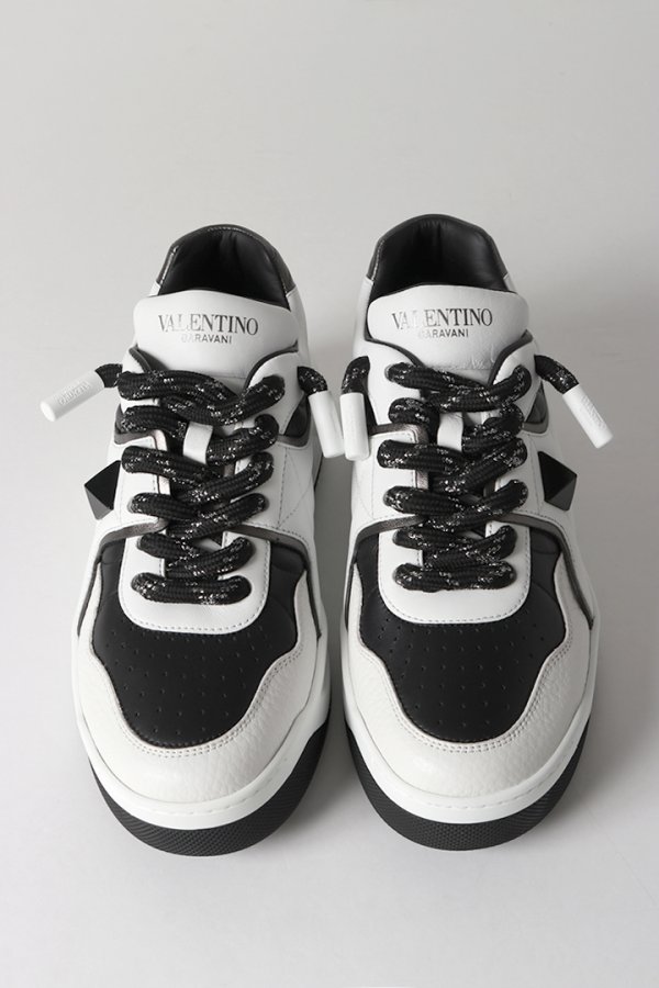 画像4: 【 30%OFF セール165,000円→115,500円】 Valentino ヴァレンティノ ワンスタッズ XL レザー ロートップスニーカー{-BES} (4)