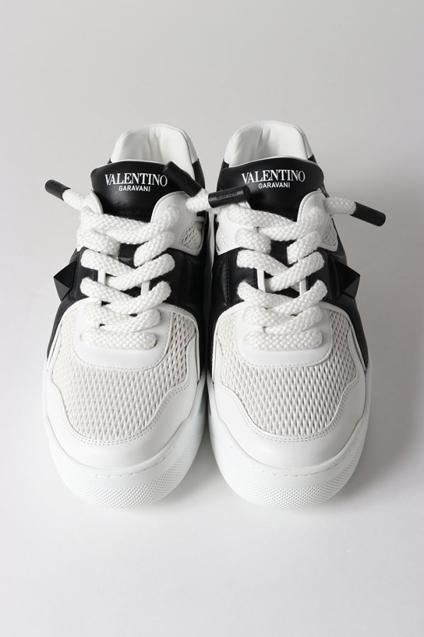 画像2: 【 30%OFF セール165,000円→115,500円】 Valentino ヴァレンティノ ワンスタッズ XL レザー ロートップスニーカー{-BES} (2)