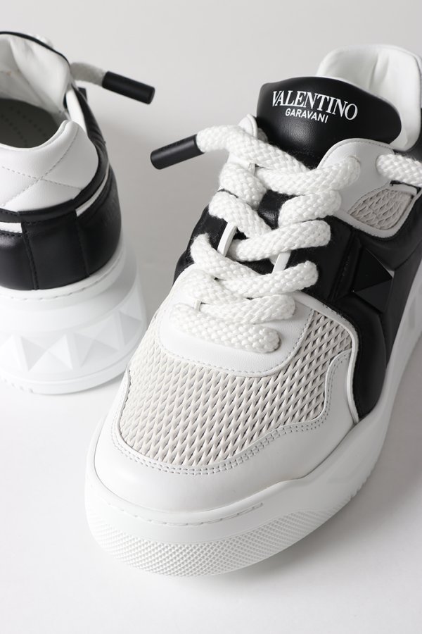 画像5: 【 30%OFF セール165,000円→115,500円】 Valentino ヴァレンティノ ワンスタッズ XL レザー ロートップスニーカー{-BES} (5)