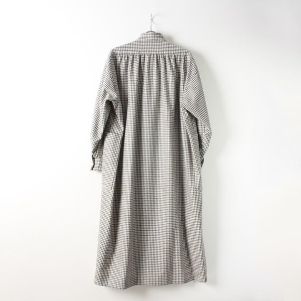 画像2: 【 40%OFF セール154,000円→92,400円】 BLAMINK ブラミンク ウールチェック バックギャザー レギュラーカラーワンピース{7926-230-0171-OFF WHITE-AIA} (2)