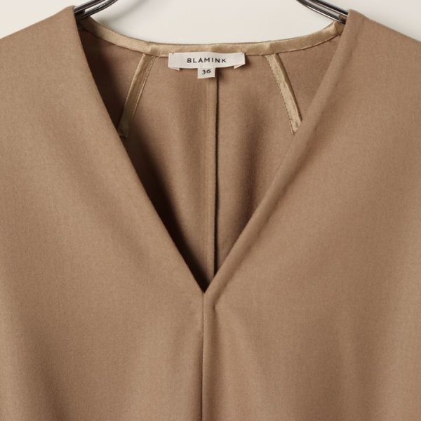 画像2: 【 40%OFF セール110,000円→66,000円】 BLAMINK ブラミンク ウールVネックロングスリーブワンピース{7926-230-0233-BEG-BJA} (2)