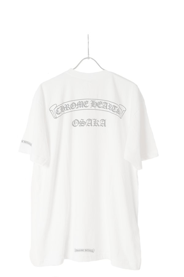 画像1:  {SOLD} CHROME HEARTS クロムハーツ スクロール Osakaロゴ ショートスリーブTシャツ {408129111WHT1XL832-BES}  :CH202505-01-WHT-XL  (1)