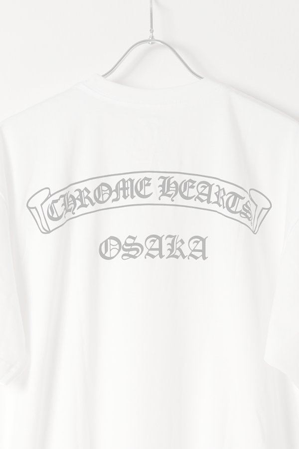 画像2:  {SOLD} CHROME HEARTS クロムハーツ スクロール Osakaロゴ ショートスリーブTシャツ {408129111WHT1XL832-BES}  :CH202505-01-WHT-XL  (2)