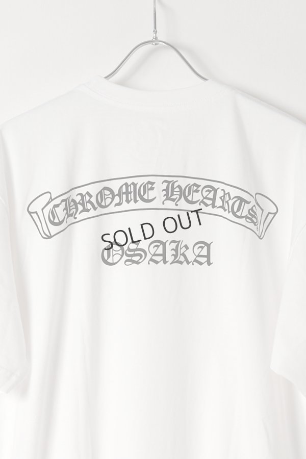 画像2: {SOLD}★新品 インボイス付 CHROME HEARTS クロムハーツ スクロール Osakaロゴ ショートスリーブTシャツ{408129111WHT1XL832-BES} (2)