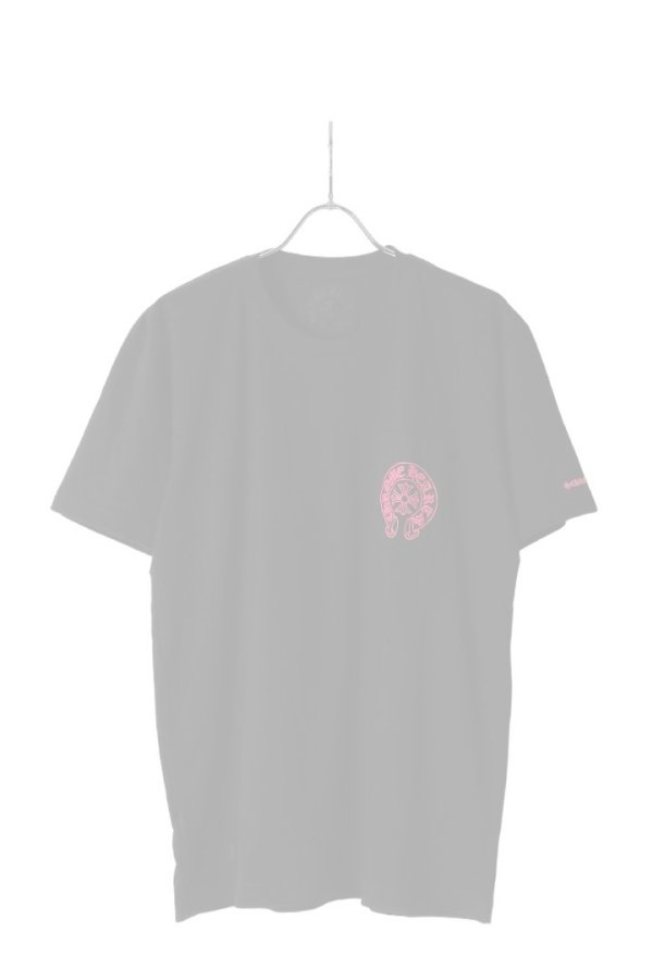 画像1:   CHROME HEARTS クロムハーツ ピンクホースシュー + CHプラス ショートスリーブ ポケット Tシャツ ブラック Pink Horseshoe + CH Plus Pocket Short-Sleeve T-Shirt - Black {408129111******01G-BFS}  :CH202604-01-BLK  (1)