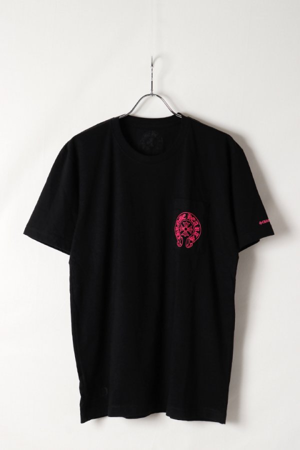 画像2: ★新品 CHROME HEARTS クロムハーツ ピンクホースシュー + CHプラス ショートスリーブ ポケット Tシャツ ブラック Pink Horseshoe + CH Plus Pocket Short-Sleeve T-Shirt - Black{408129111******01G-BFS} (2)