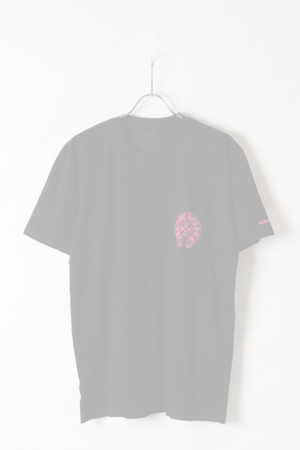 画像2:   CHROME HEARTS クロムハーツ ピンクホースシュー + CHプラス ショートスリーブ ポケット Tシャツ ブラック Pink Horseshoe + CH Plus Pocket Short-Sleeve T-Shirt - Black {408129111******01G-BFS}  :CH202604-01-BLK  (2)