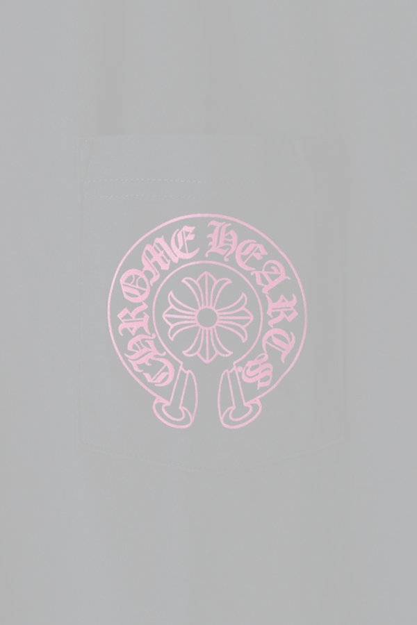 画像4:   CHROME HEARTS クロムハーツ ピンクホースシュー + CHプラス ショートスリーブ ポケット Tシャツ ブラック Pink Horseshoe + CH Plus Pocket Short-Sleeve T-Shirt - Black {408129111******01G-BFS}  :CH202604-01-BLK  (4)