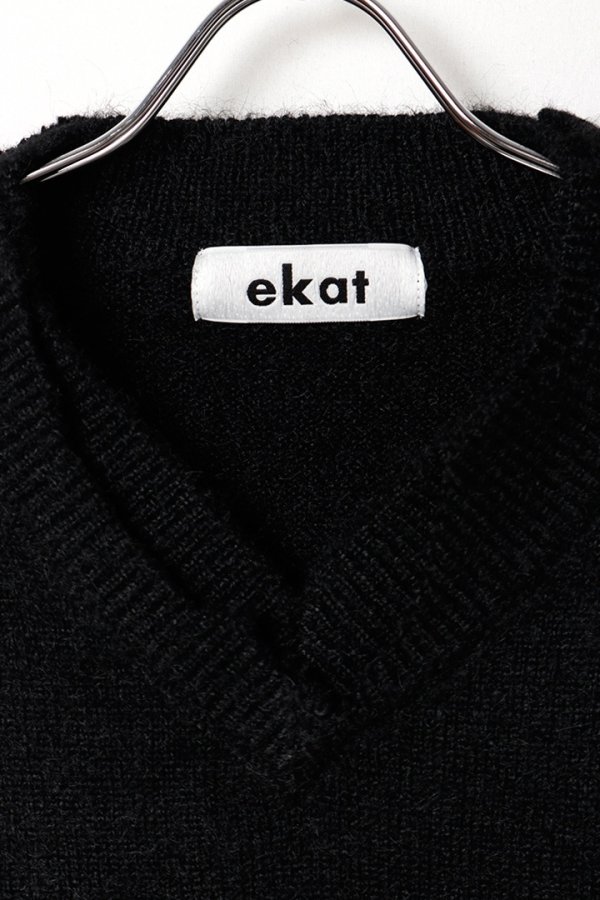 画像2: ekat エカット(UNISEX) DAMAGE V NECK KNIT{-BEA} (2)