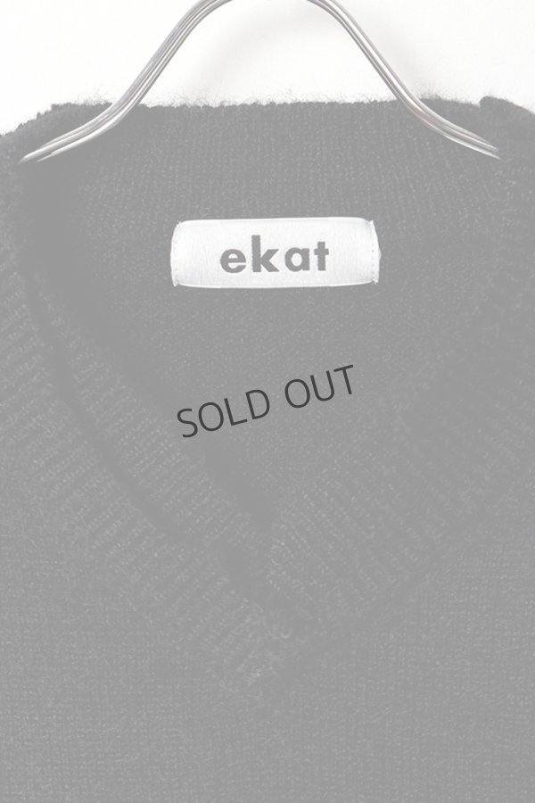 画像2: ekat エカット(UNISEX) DAMAGE V NECK KNIT{-BEA} (2)