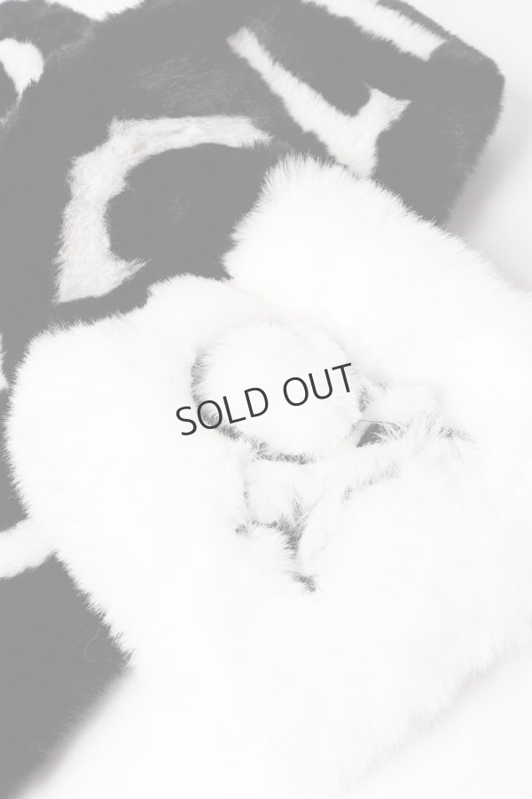 画像2:  【木村拓哉さん着用】 MARK & LONA マークアンドロナ G.O.D Faux Fur Wrap Muffler | MEN and WOMEN{-BEA} (2)