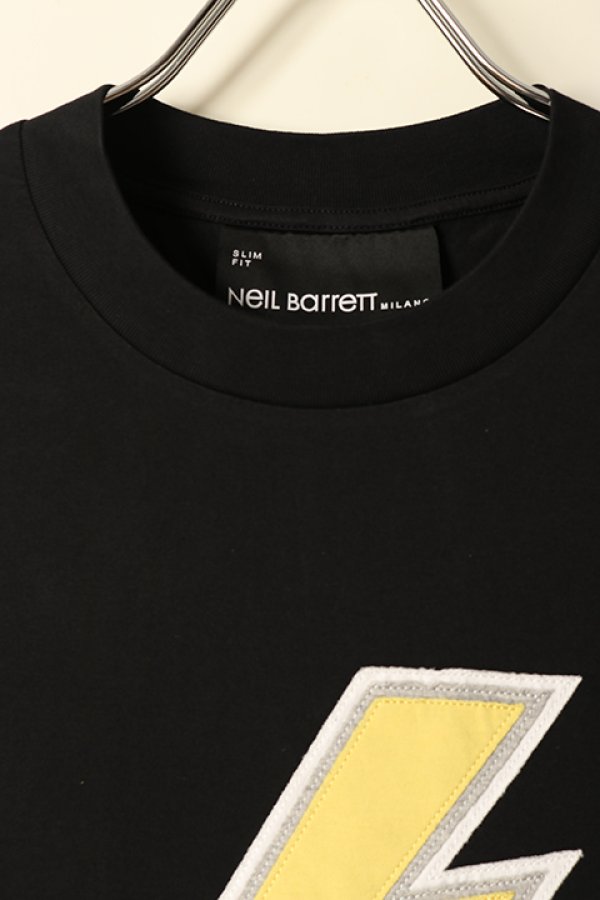 画像2: 【 30%OFF セール57,100円→39,971円】 Neil Barrett ニールバレット SLIM DROP SHOULDER MULTILAYER RAIN BOLT PATCH T-SHIRT{NBV7JT215AV518C-008/PBJT215V518C-008-BCA} (2)