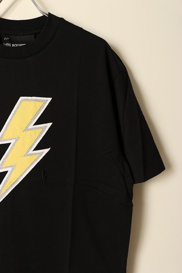画像4: 【 30%OFF セール57,100円→39,971円】 Neil Barrett ニールバレット SLIM DROP SHOULDER MULTILAYER RAIN BOLT PATCH T-SHIRT{NBV7JT215AV518C-008/PBJT215V518C-008-BCA} (4)