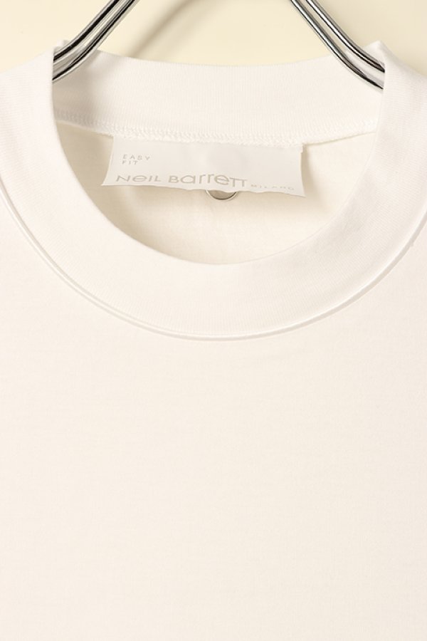 画像2: 【 30%OFF セール53,700円→37,590円】 Neil Barrett ニールバレット EASY DROP SHOULDER PIPING ROUND NECK T-SHIRT{NBV7JT222AV505C-100/PBJT222V505C-BCA} (2)