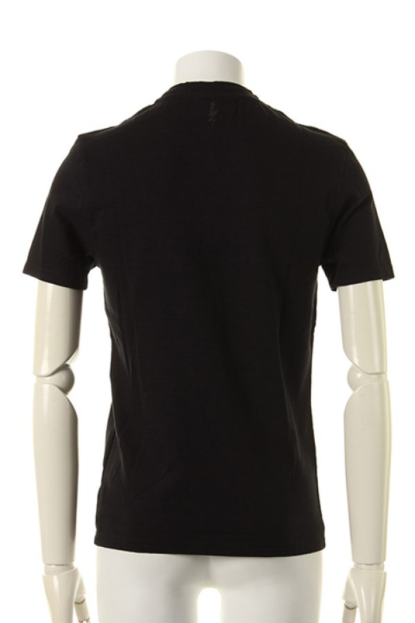 画像2: 【 40%OFF セール20,900円→12,540円】 Neil Barrett ニールバレット DOUBLE V-NECK T-SHIRT{PBJT208V-E511S-01-AGS} (2)