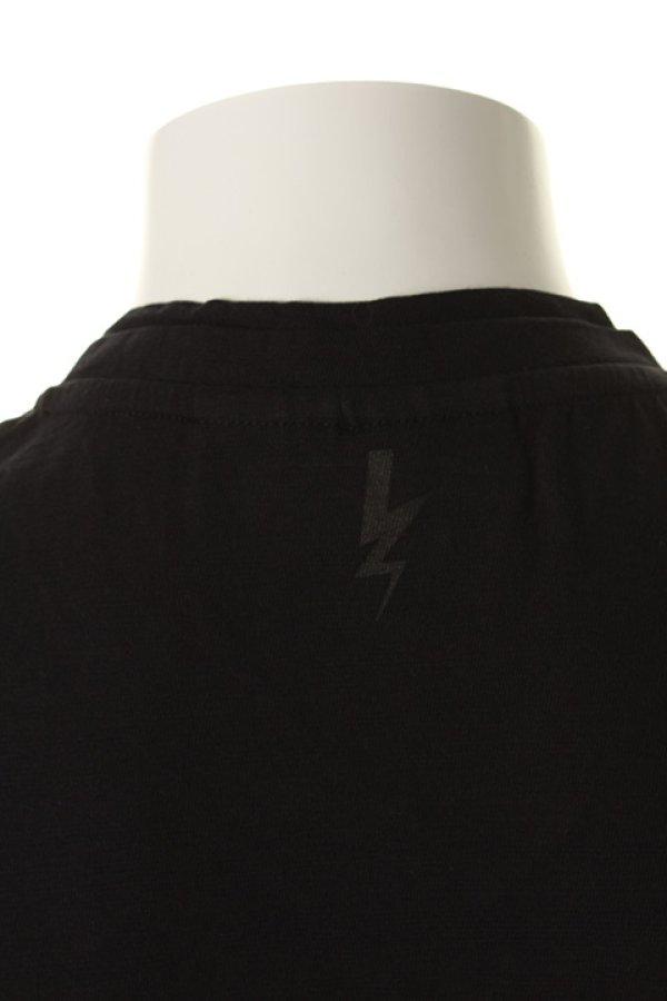 画像5: 【 40%OFF セール20,900円→12,540円】 Neil Barrett ニールバレット DOUBLE V-NECK T-SHIRT{PBJT208V-E511S-01-AGS} (5)