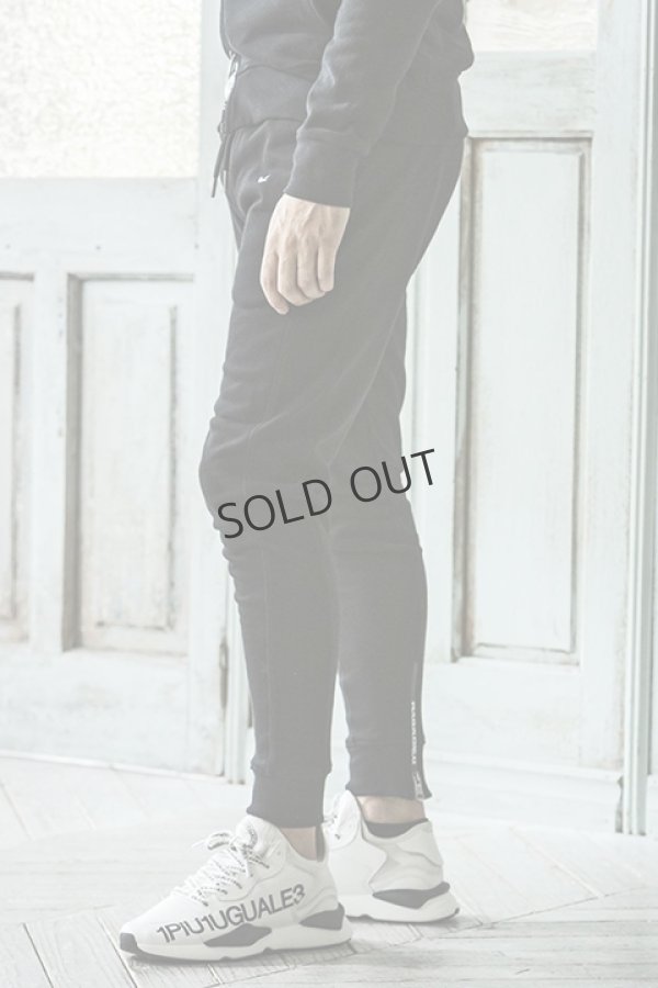 画像2: {SOLD}1piu1uguale3 RELAX ウノピゥウノウグァーレトレ リラックス ジップロゴスウェットロングパンツ{-BDA} (2)