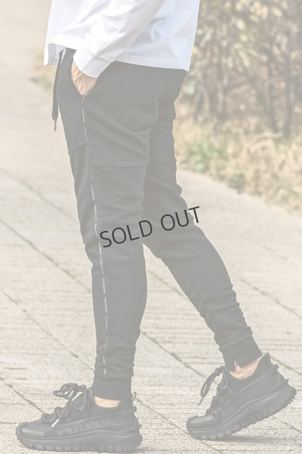 画像2: 1piu1uguale3 RELAX ウノピゥウノウグァーレトレ リラックス パイピングロゴワイドスピンドルジョガーパンツ{-BEA} (2)