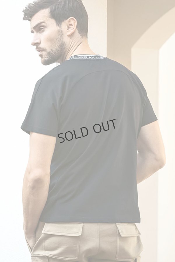 画像2: {SOLD}1piu1uguale3 RELAX ウノピゥウノウグァーレトレ リラックス ネックロゴ半袖Tシャツ{-BDA} (2)