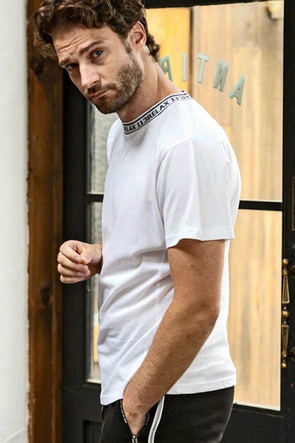 画像2: 【 30%OFF セール6,930円→4,851円】 1piu1uguale3 RELAX ウノピゥウノウグァーレトレ リラックス ネックロゴ半袖Tシャツ{-BDA} (2)