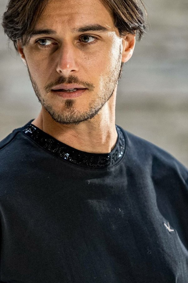 画像4: 1piu1uguale3 RELAX ウノピゥウノウグァーレトレ リラックス ラインストーンネックロゴロングTシャツ{-BEA} (4)