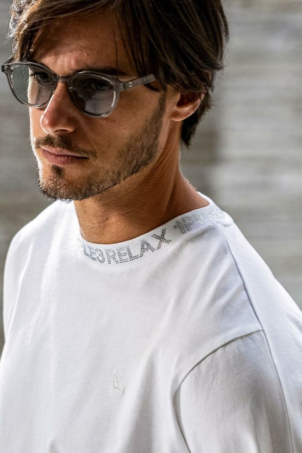 画像5: 1piu1uguale3 RELAX ウノピゥウノウグァーレトレ リラックス ラインストーンネックロゴロングTシャツ{-BEA} (5)