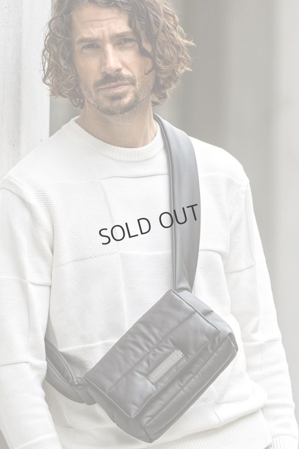 画像2: {SOLD}1piu1uguale3 RELAX ウノピゥウノウグァーレトレ リラックス シルバーロゴプレートパデッドミニショルダーバッグ{-BEA} (2)