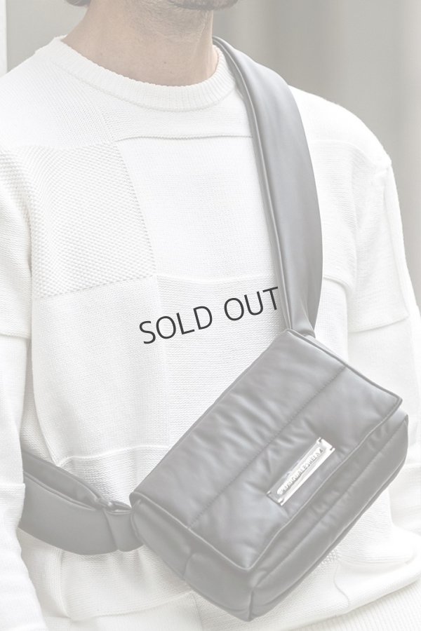 画像3: {SOLD}1piu1uguale3 RELAX ウノピゥウノウグァーレトレ リラックス シルバーロゴプレートパデッドミニショルダーバッグ{-BEA} (3)