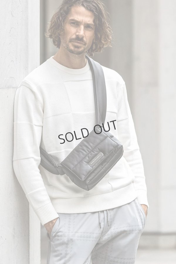 画像4: {SOLD}1piu1uguale3 RELAX ウノピゥウノウグァーレトレ リラックス シルバーロゴプレートパデッドミニショルダーバッグ{-BEA} (4)