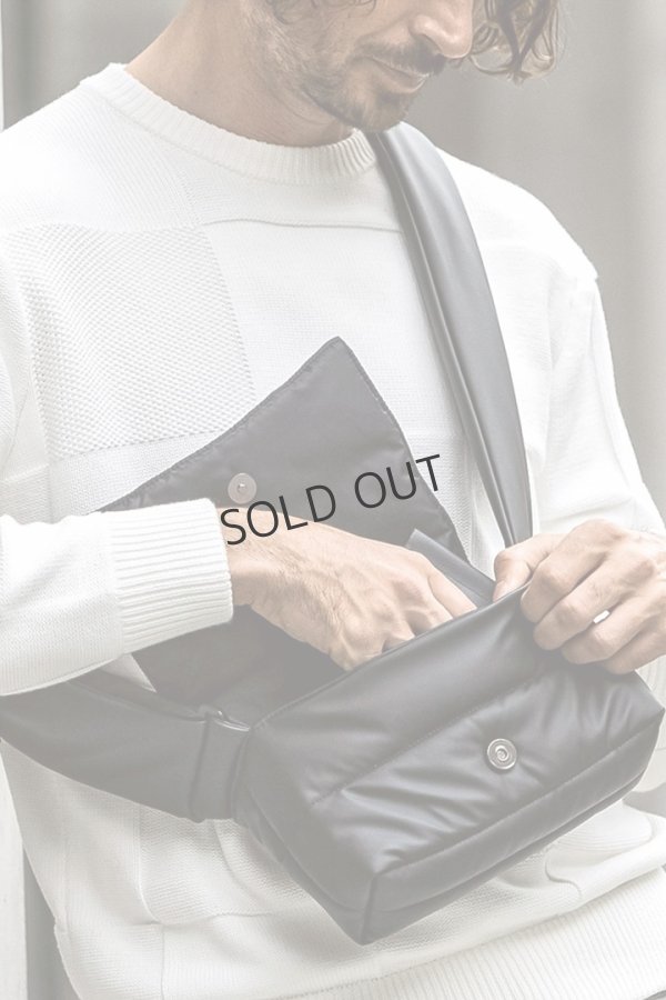 画像5: {SOLD}1piu1uguale3 RELAX ウノピゥウノウグァーレトレ リラックス シルバーロゴプレートパデッドミニショルダーバッグ{-BEA} (5)