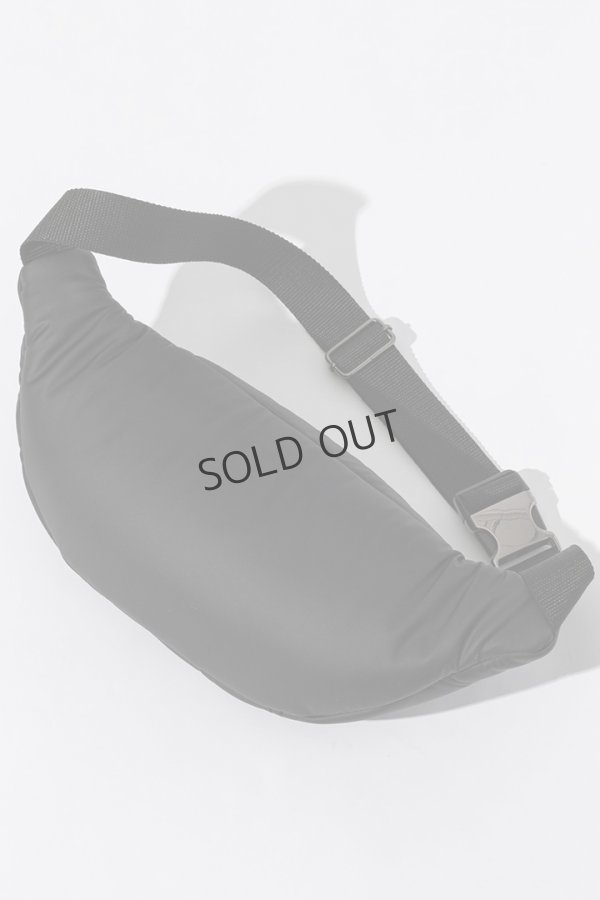 画像8: {SOLD}1piu1uguale3 RELAX ウノピゥウノウグァーレトレ リラックス シルバーロゴプレートパデッドボディバッグ{-BEA} (8)