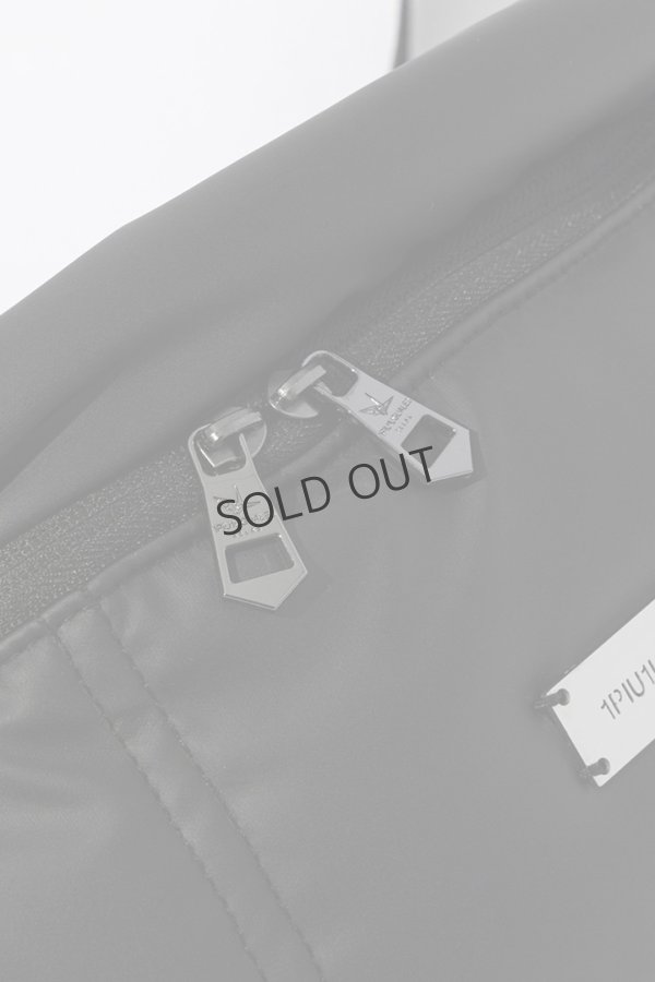 画像10: {SOLD}1piu1uguale3 RELAX ウノピゥウノウグァーレトレ リラックス シルバーロゴプレートパデッドボディバッグ{-BEA} (10)